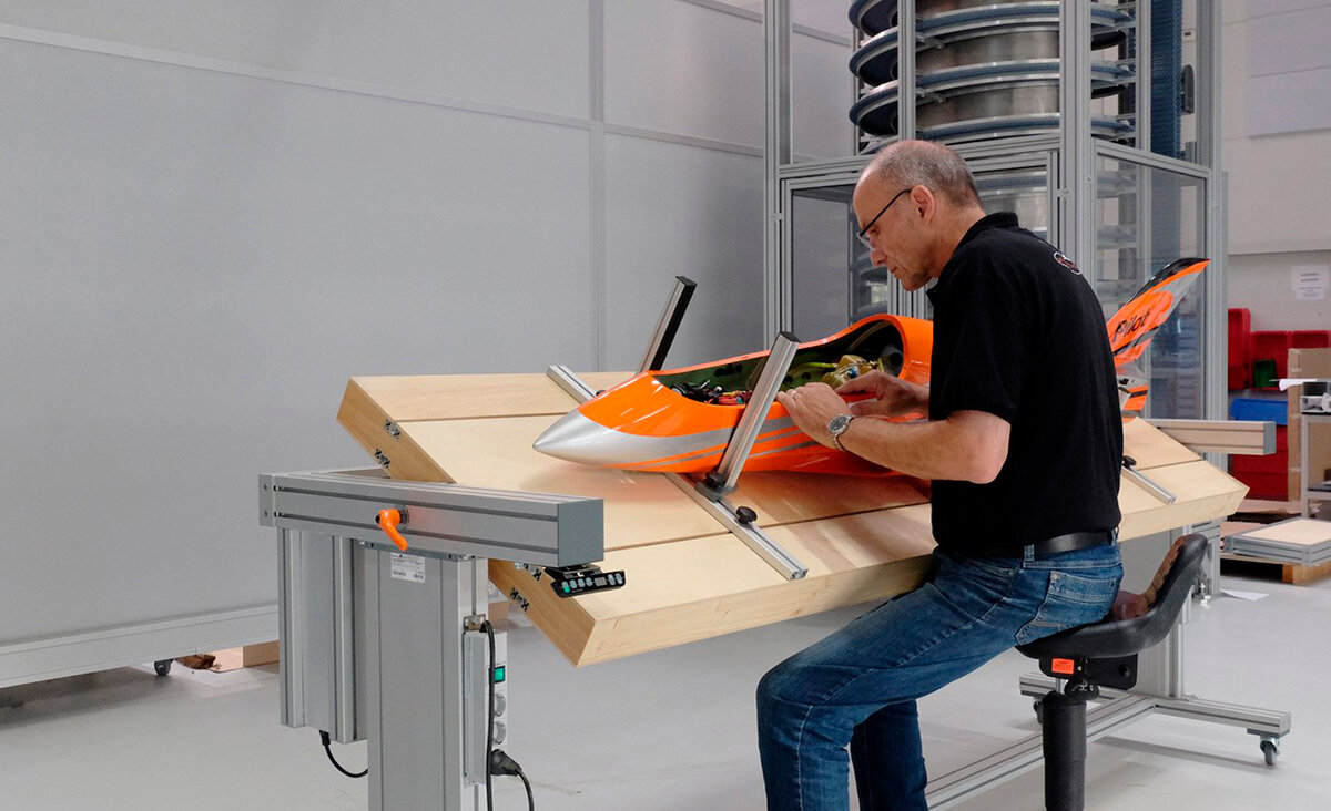 Versatile work table (not only) for model making fans | MiniTec